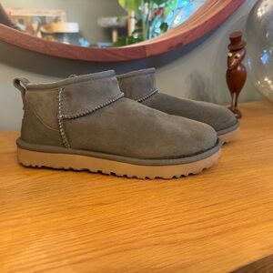 UGG Classic Ultra Mini Boots in Green- Forrest Night- size 8